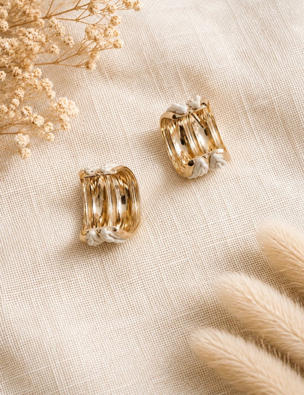 Boucles d'Oreilles Créoles Demi-Lune en Raphia Tissé Bicolore – Style Bohème Chic