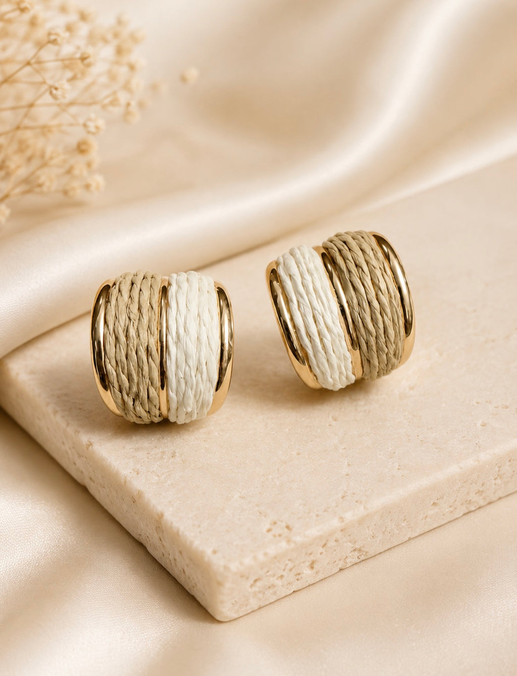 Boucles d'Oreilles Créoles Demi-Lune en Raphia Tissé Bicolore – Style Bohème Chic