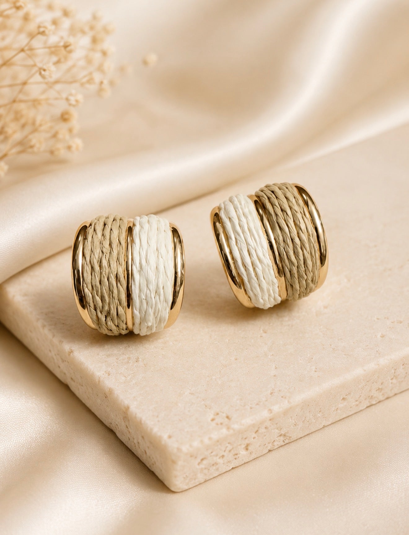 Boucles d'Oreilles Créoles Demi-Lune en Raphia Tissé Bicolore – Style Bohème Chic