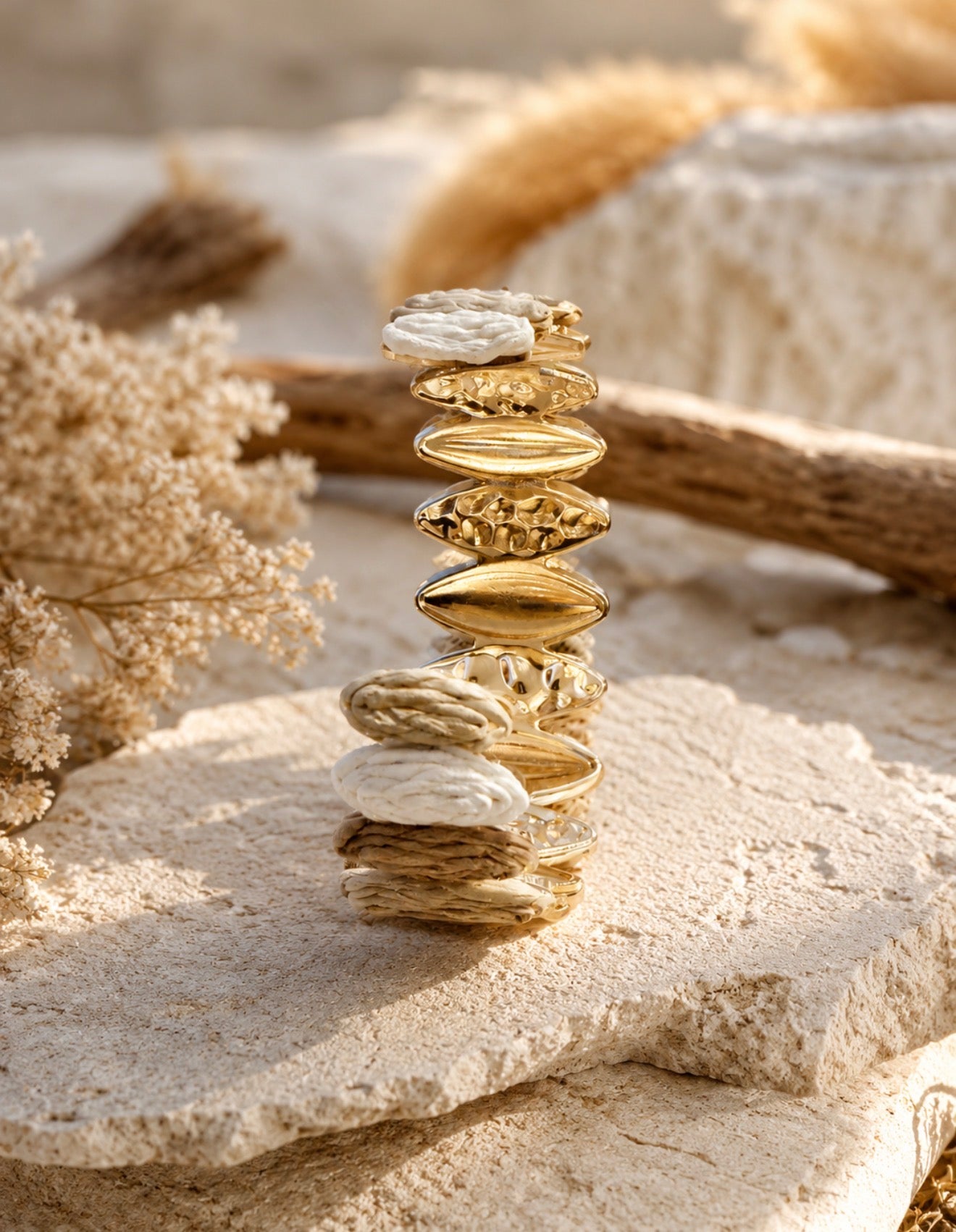 Bracelet Manchette Rigide Doré Ovales en Raphia Tricolore – Collection Sable & Terre