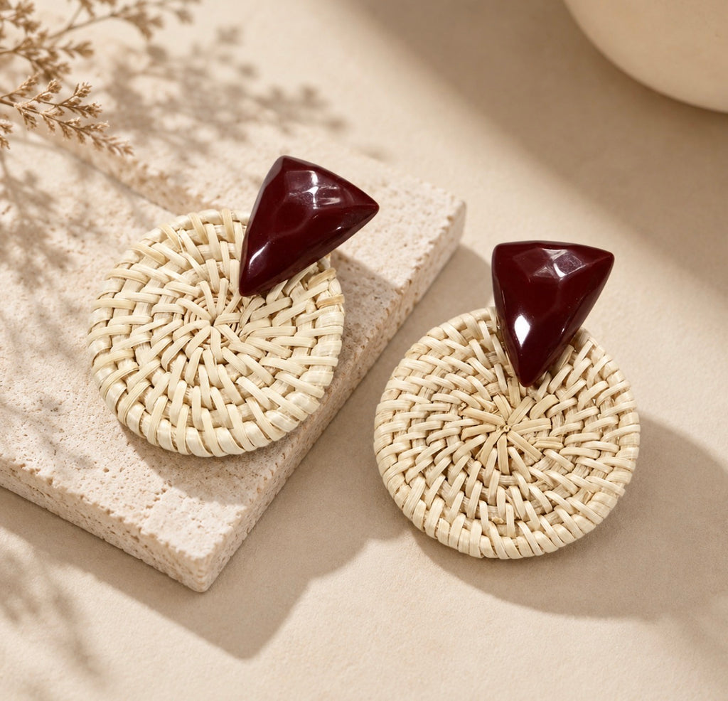 Boucles d'Oreilles Pendantes en Rotin Tissé et Résine Géométrique – Collection Bohème Chic
