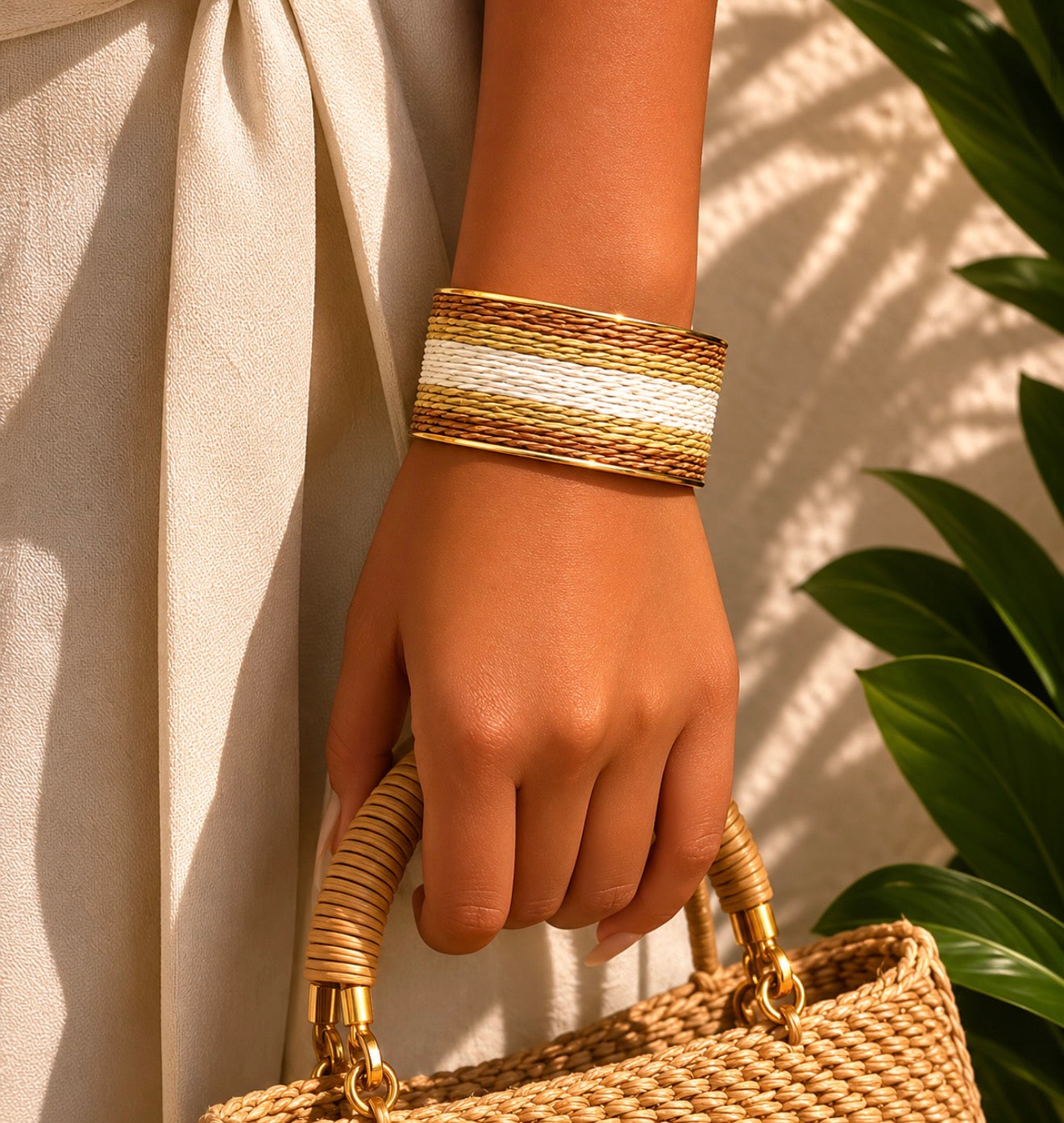 Bracelet Manchette Bohème en Raphia Tissé et Métal Doré