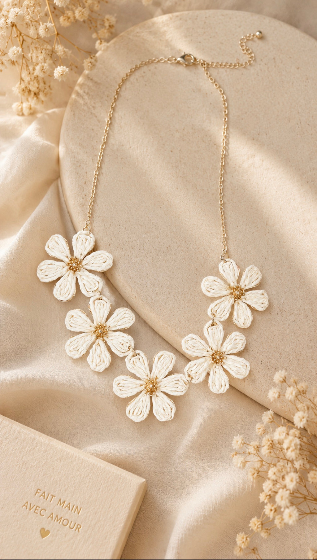 Parure Bohème Fleurs en Raphia Blanc Tissé Main – Collier Pendentif & Boucles d'Oreilles Assorties
