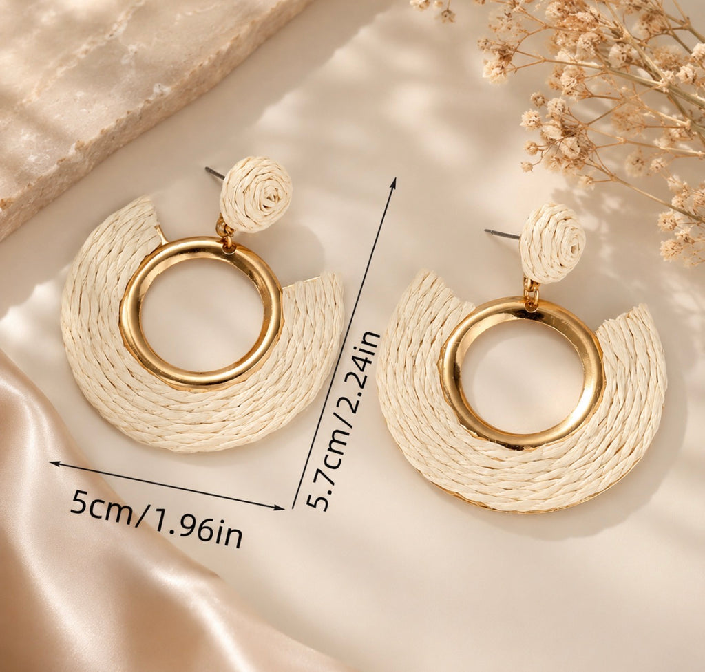 Boucles d'oreilles pendantes "Aura" en raphia tressé et finitions dorées
