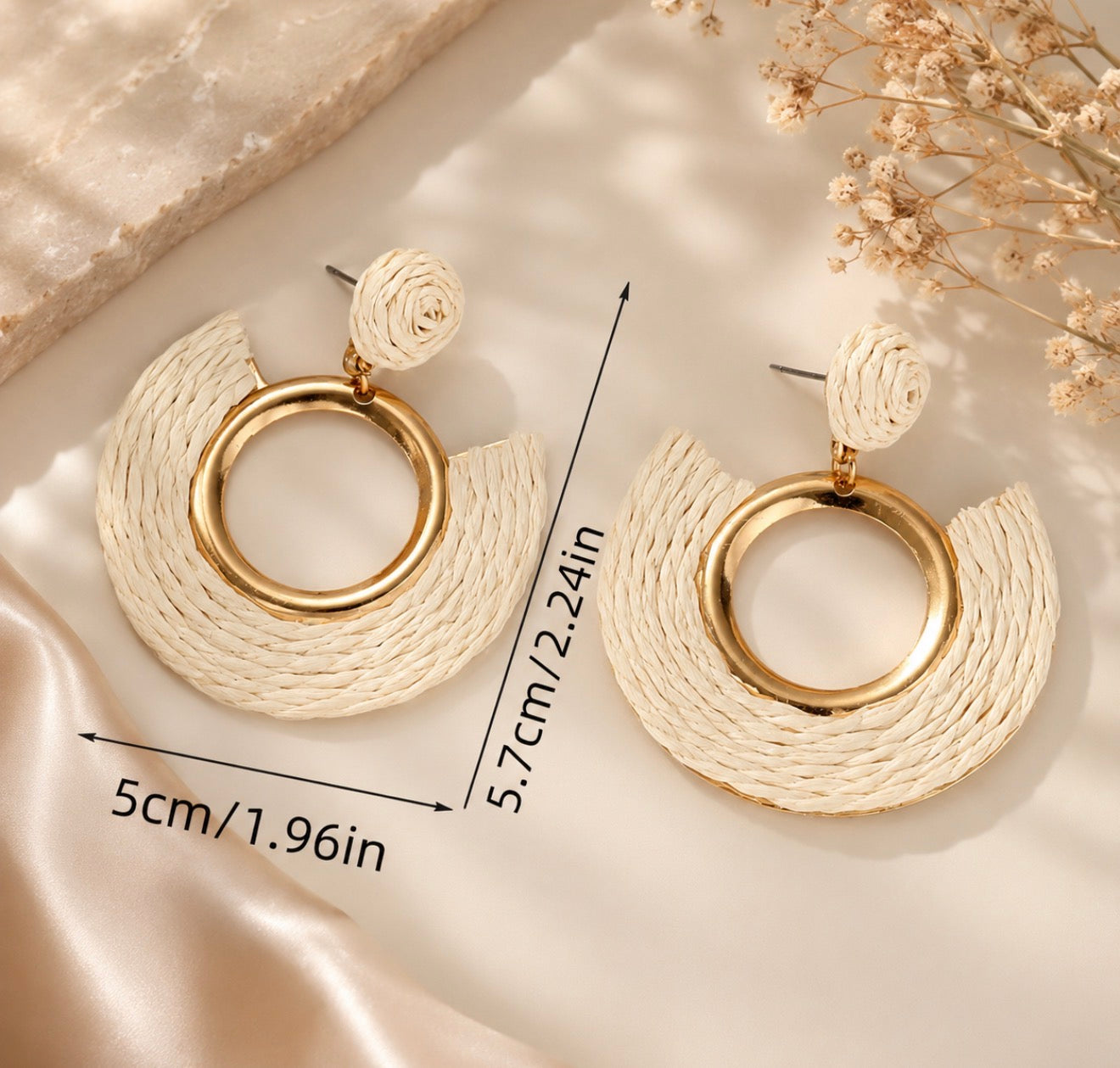 Boucles d'oreilles pendantes "Aura" en raphia tressé et finitions dorées