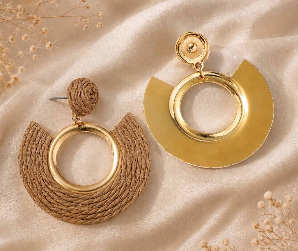 Boucles d'oreilles pendantes "Aura" en raphia tressé et finitions dorées