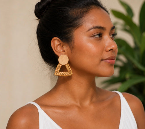 Boucles d'Oreilles "Naomi" Graphiques en Bois et Triangle Rotin Tressé