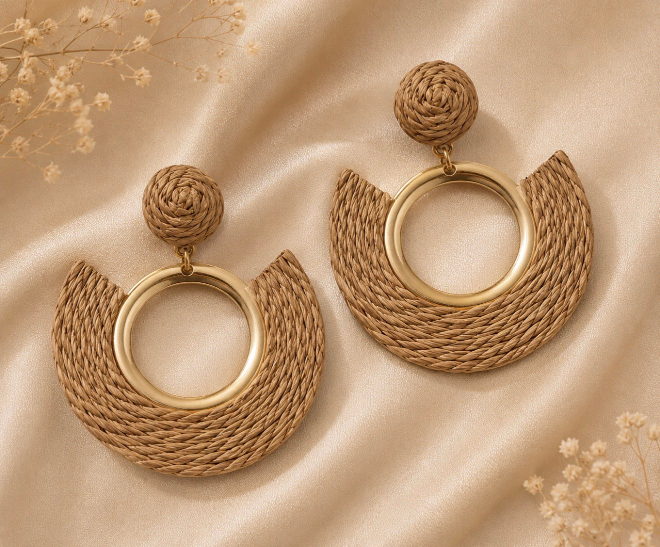 Boucles d'oreilles pendantes "Aura" en raphia tressé et finitions dorées
