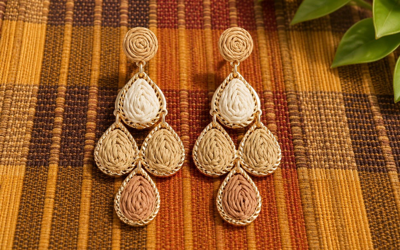 Succombez au charme naturel et solaire de nos boucles d'oreilles pendantes en raphia !