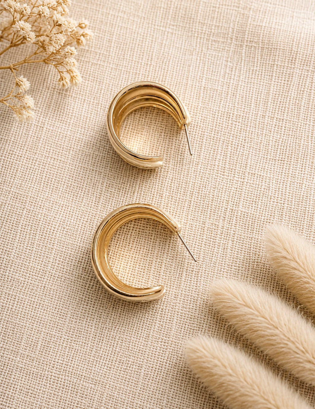 Boucles d'Oreilles Créoles Demi-Lune en Raphia Tissé Bicolore – Style Bohème Chic