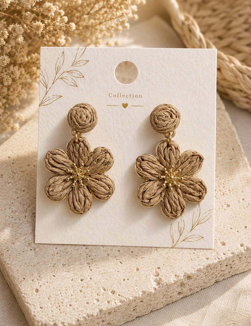 Boucles d'Oreilles Pendantes Fleurs en Raphia Tressé et Cœur Doré – Style Bohème Chic