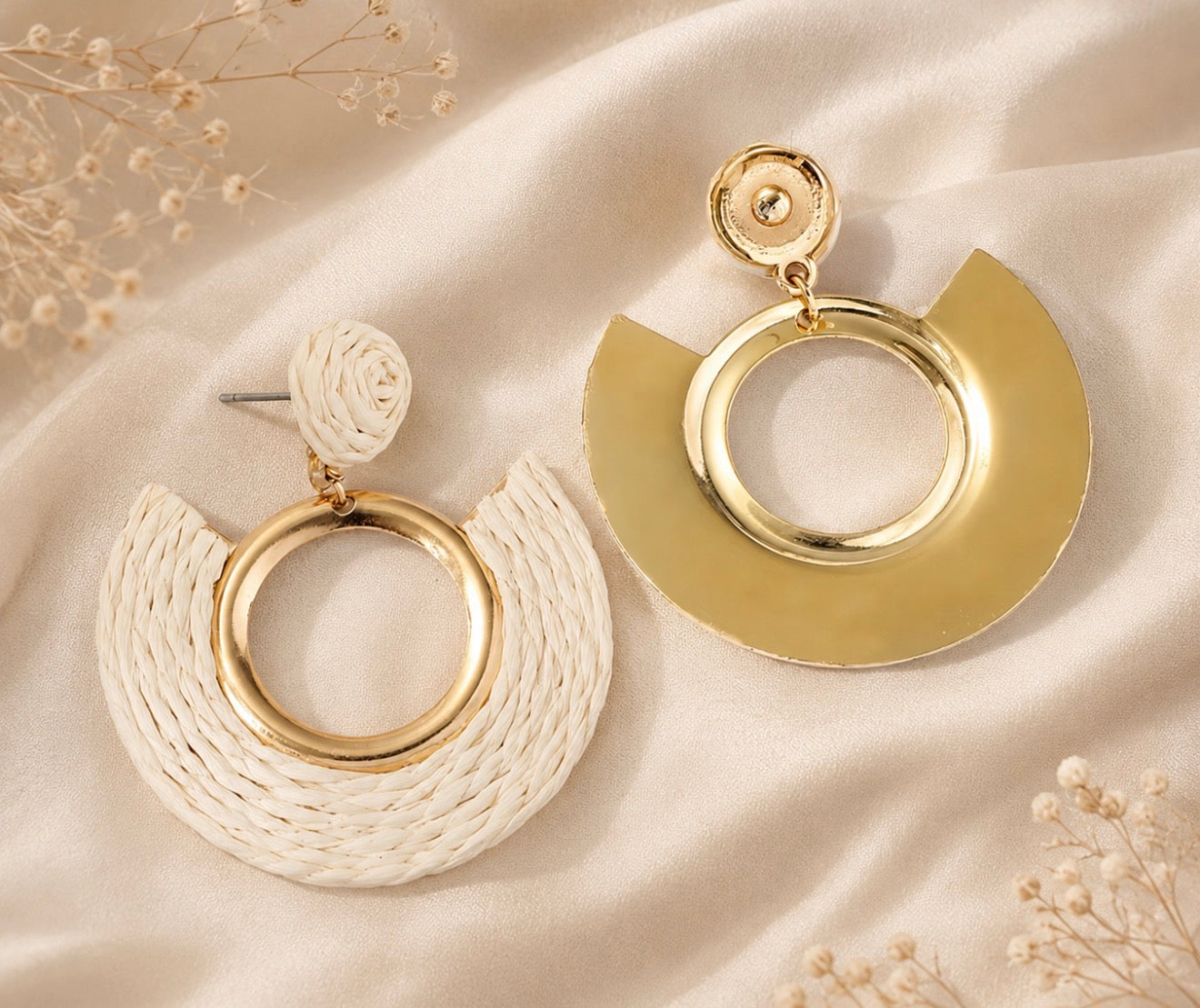 Boucles d'oreilles pendantes "Aura" en raphia tressé et finitions dorées