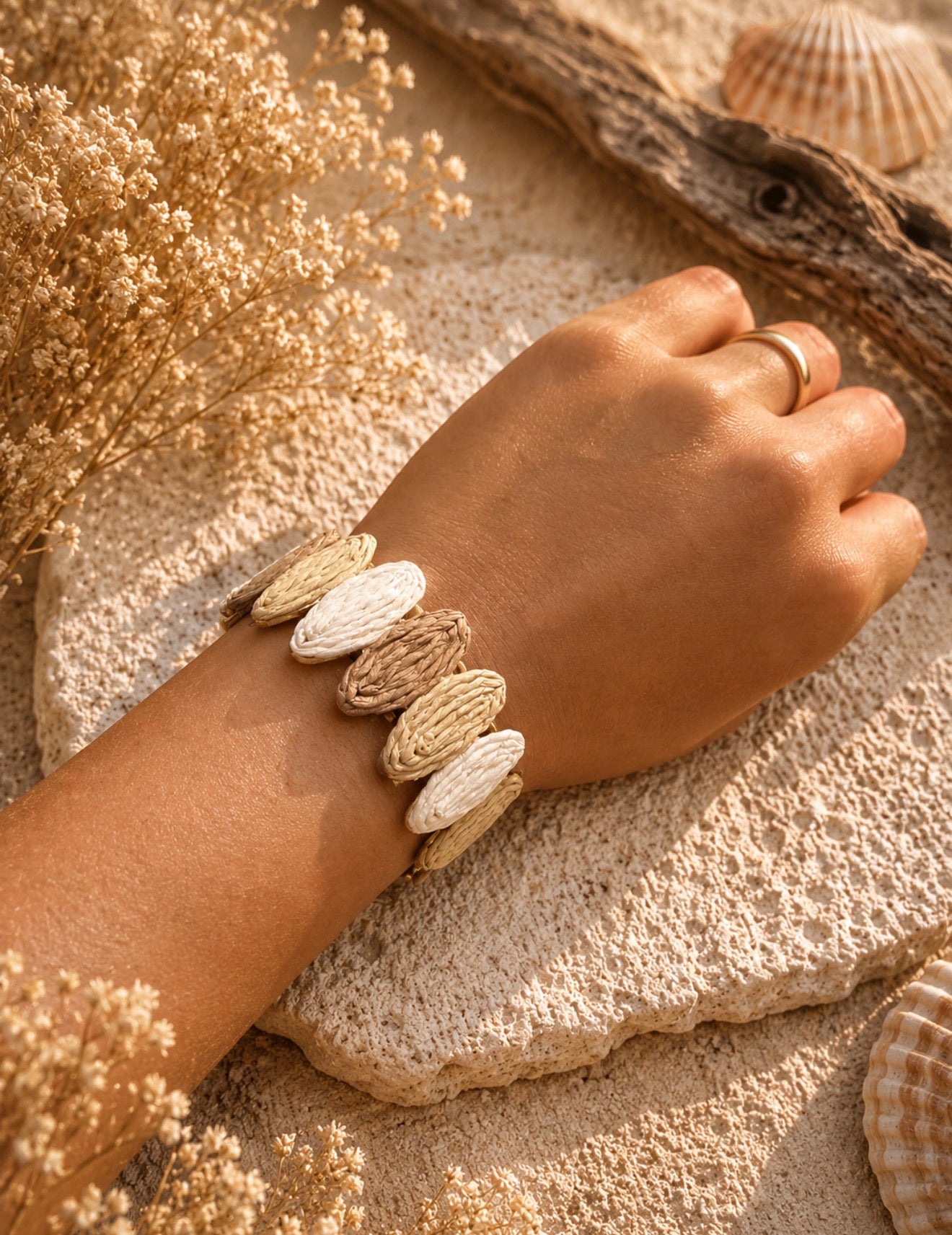 Bracelet Manchette Rigide Doré Ovales en Raphia Tricolore – Collection Sable & Terre
