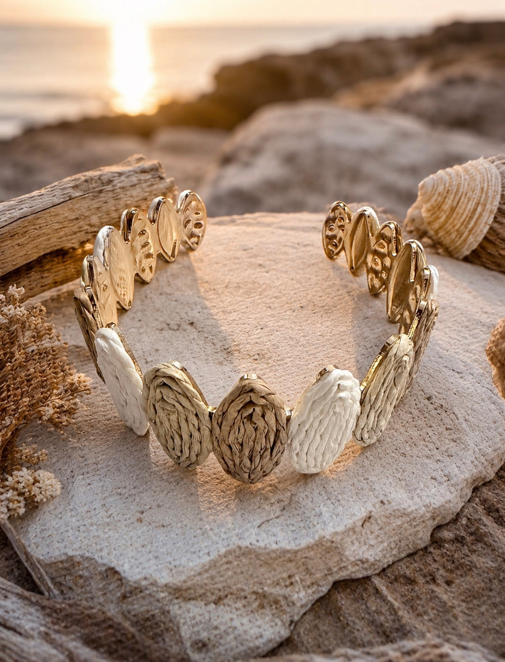 Bracelet Manchette Rigide Doré Ovales en Raphia Tricolore – Collection Sable & Terre