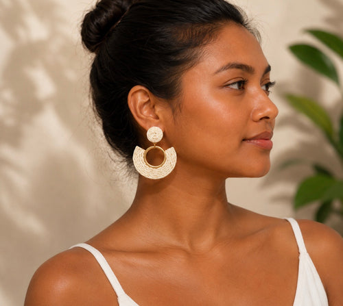 Boucles d'oreilles pendantes "Aura" en raphia tressé et finitions dorées