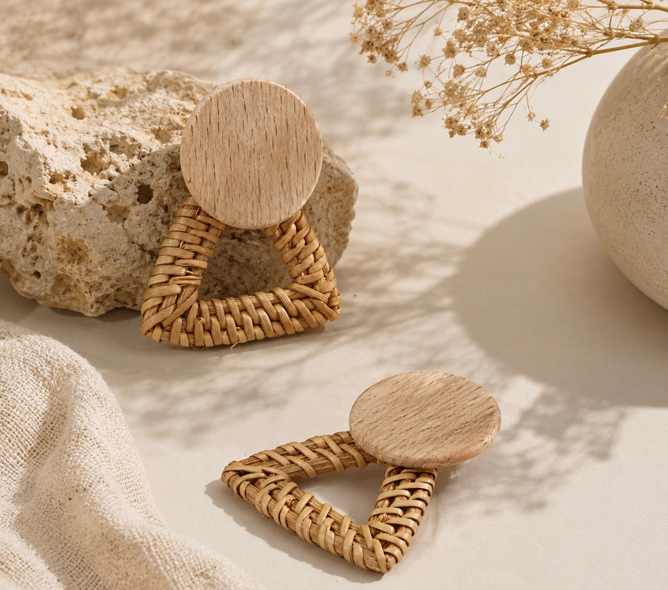 Boucles d'Oreilles "Naomi" Graphiques en Bois et Triangle Rotin Tressé