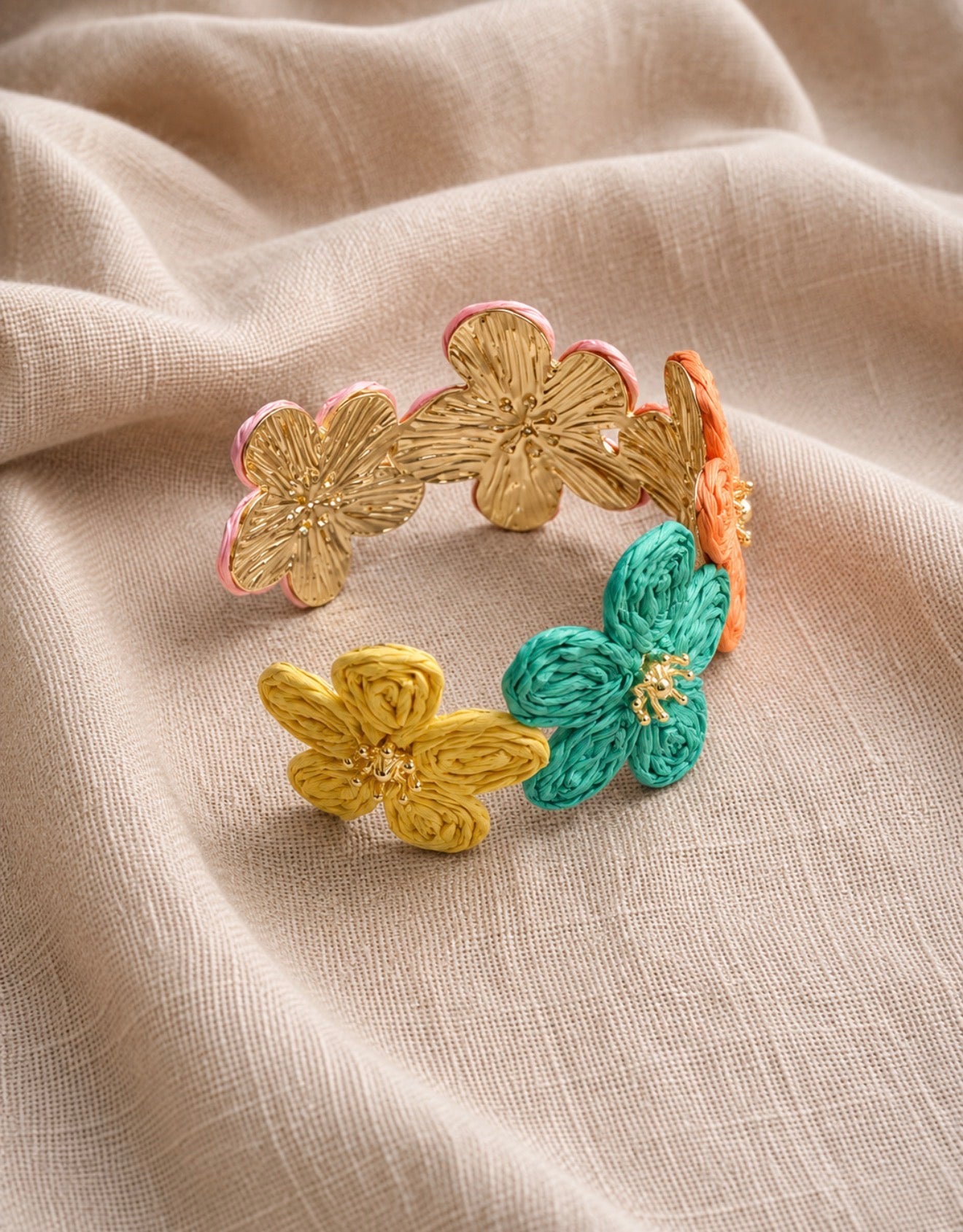 Bracelet Jonc Manchette Fleurs en Raphia Multicolore et Or – Style Bohème Floral