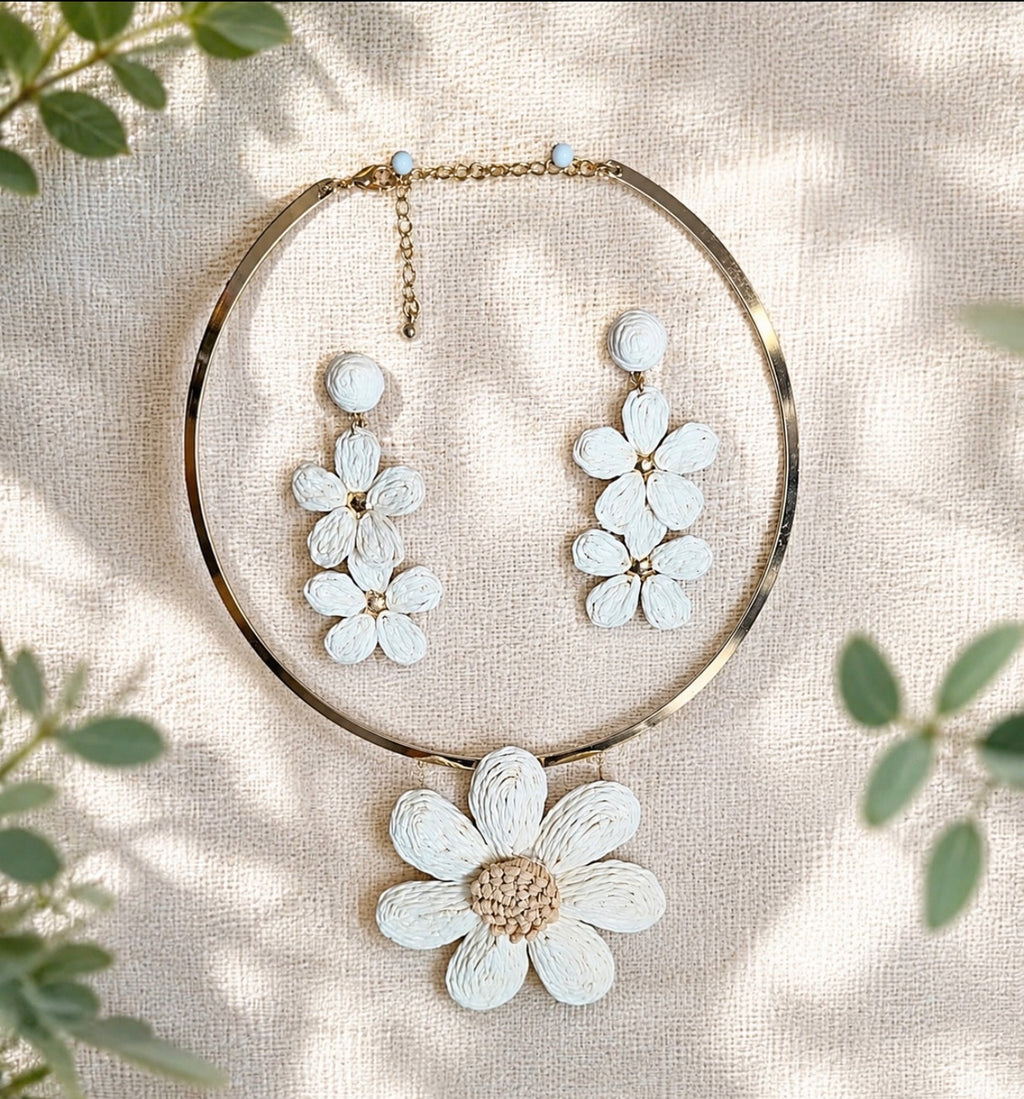 Parure Bohème Chic – Ensemble Collier Torque Doré et Boucles d'Oreilles Fleurs en Raphia