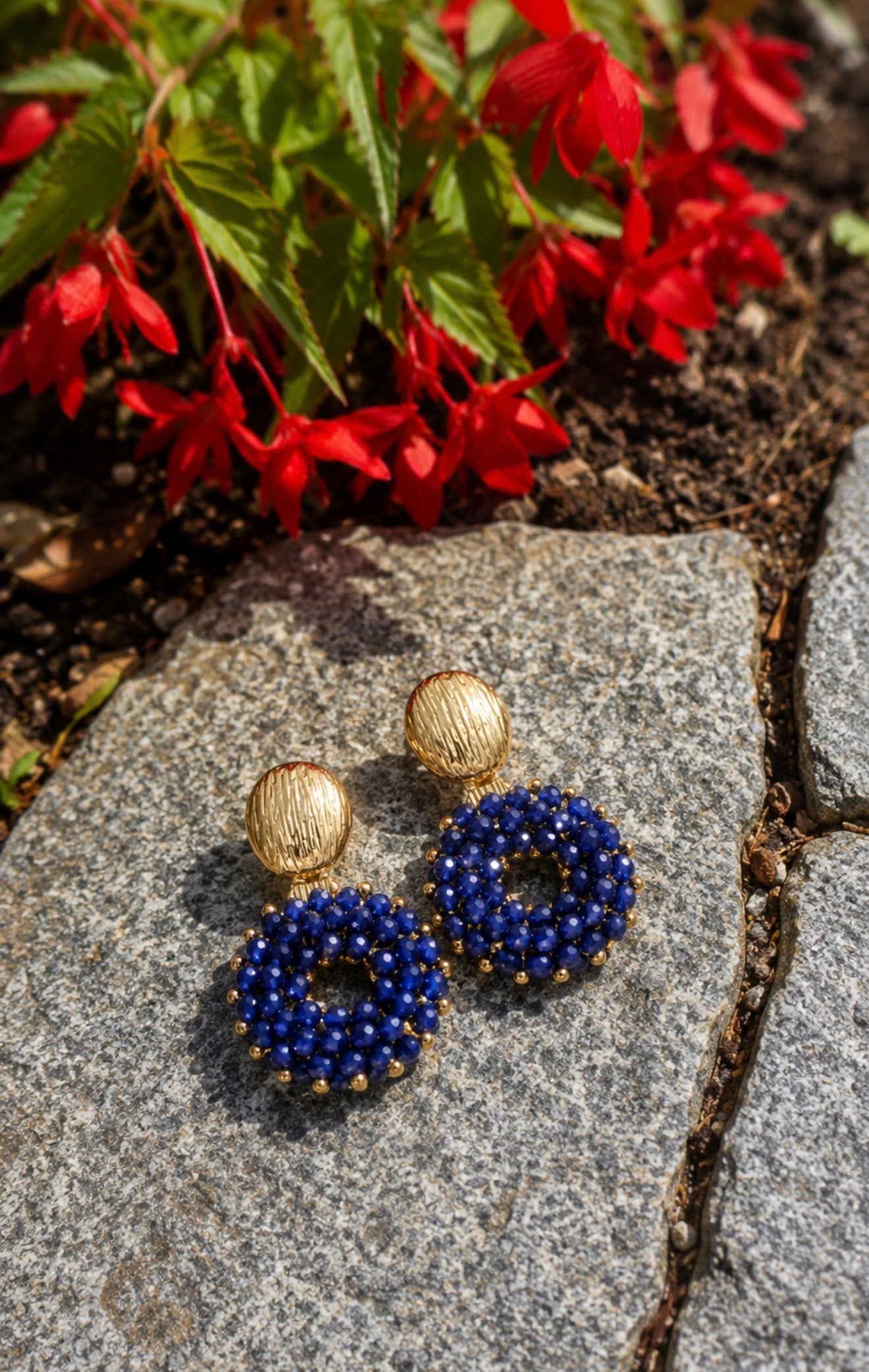 Boucles d'Oreilles Pendantes "Bleu Royal" en Cristal de Verre & Doré KC