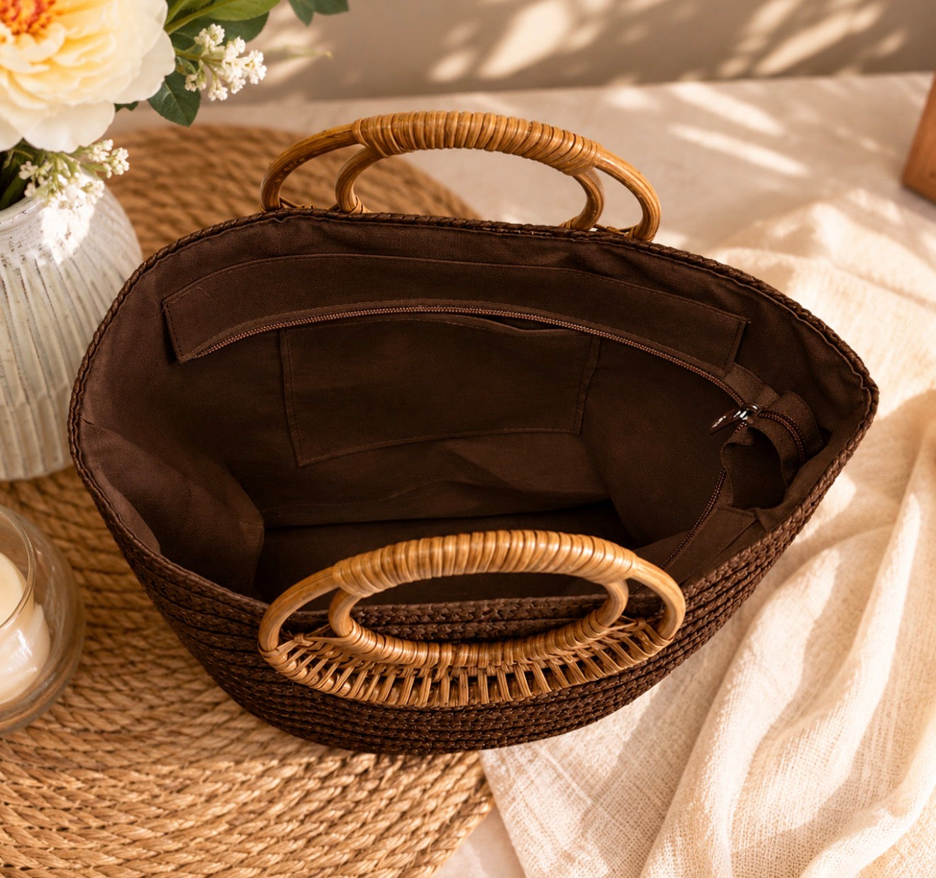 Sac Panier en Paille Tressée Chocolat – Anses Sculpturales en Rotin