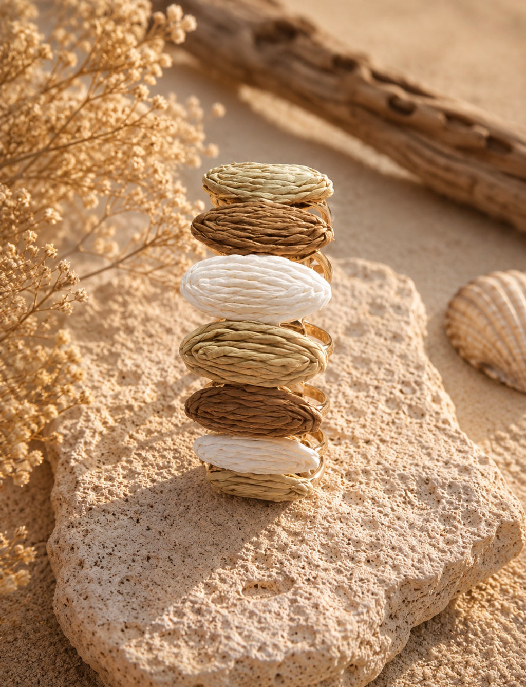 Bracelet Manchette Rigide Doré Ovales en Raphia Tricolore – Collection Sable & Terre