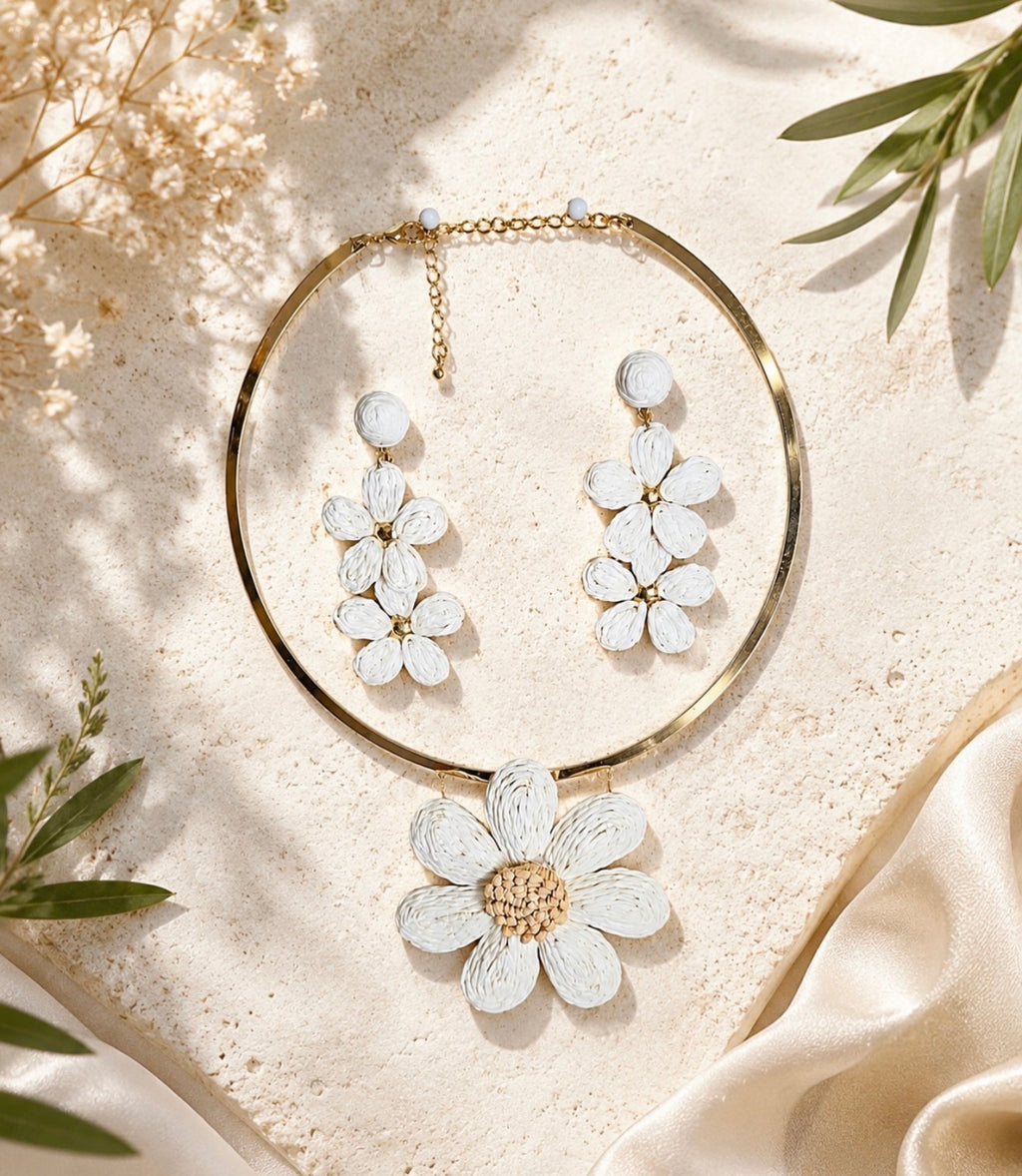 Parure Bohème Chic – Ensemble Collier Torque Doré et Boucles d'Oreilles Fleurs en Raphia