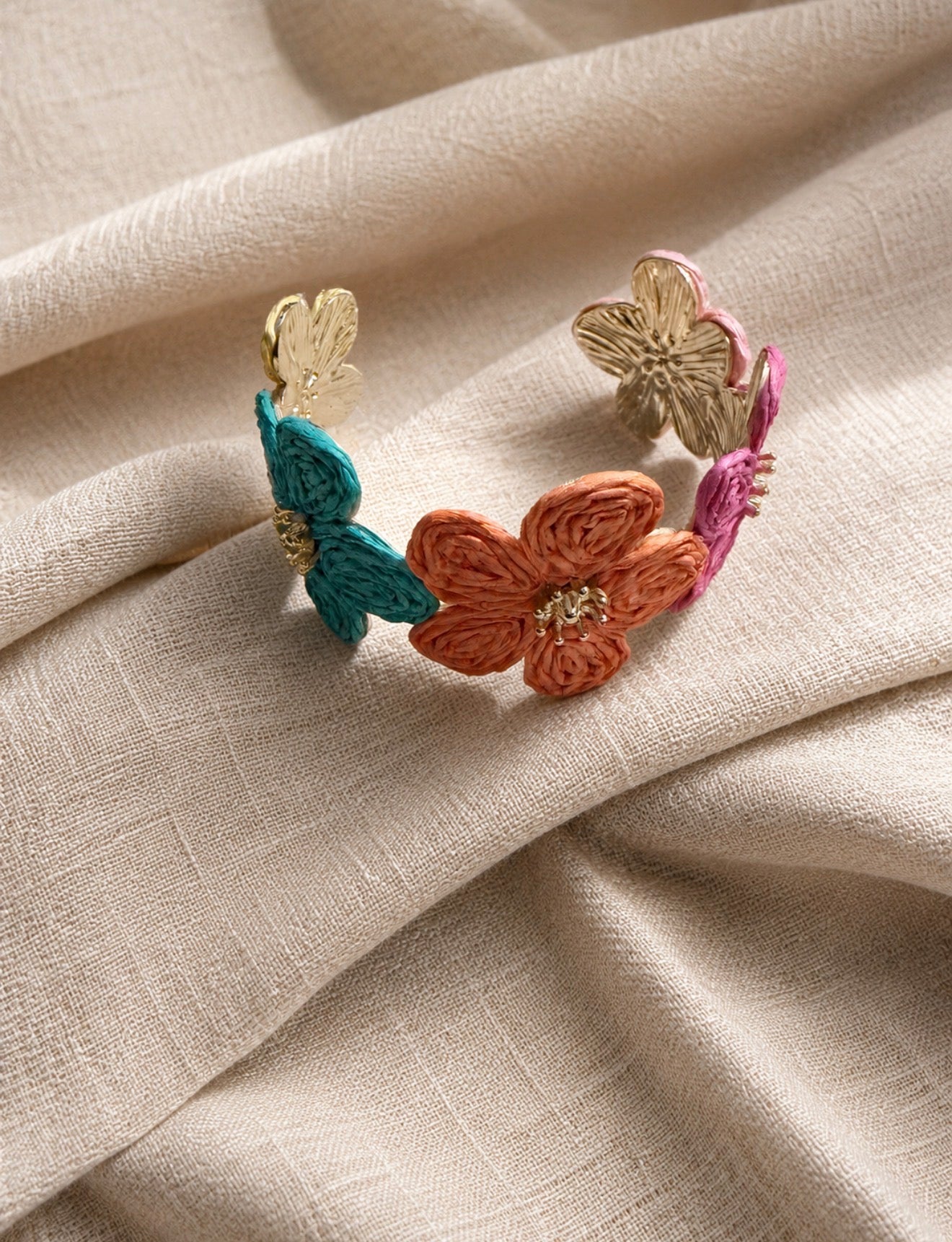 Bracelet Jonc Manchette Fleurs en Raphia Multicolore et Or – Style Bohème Floral