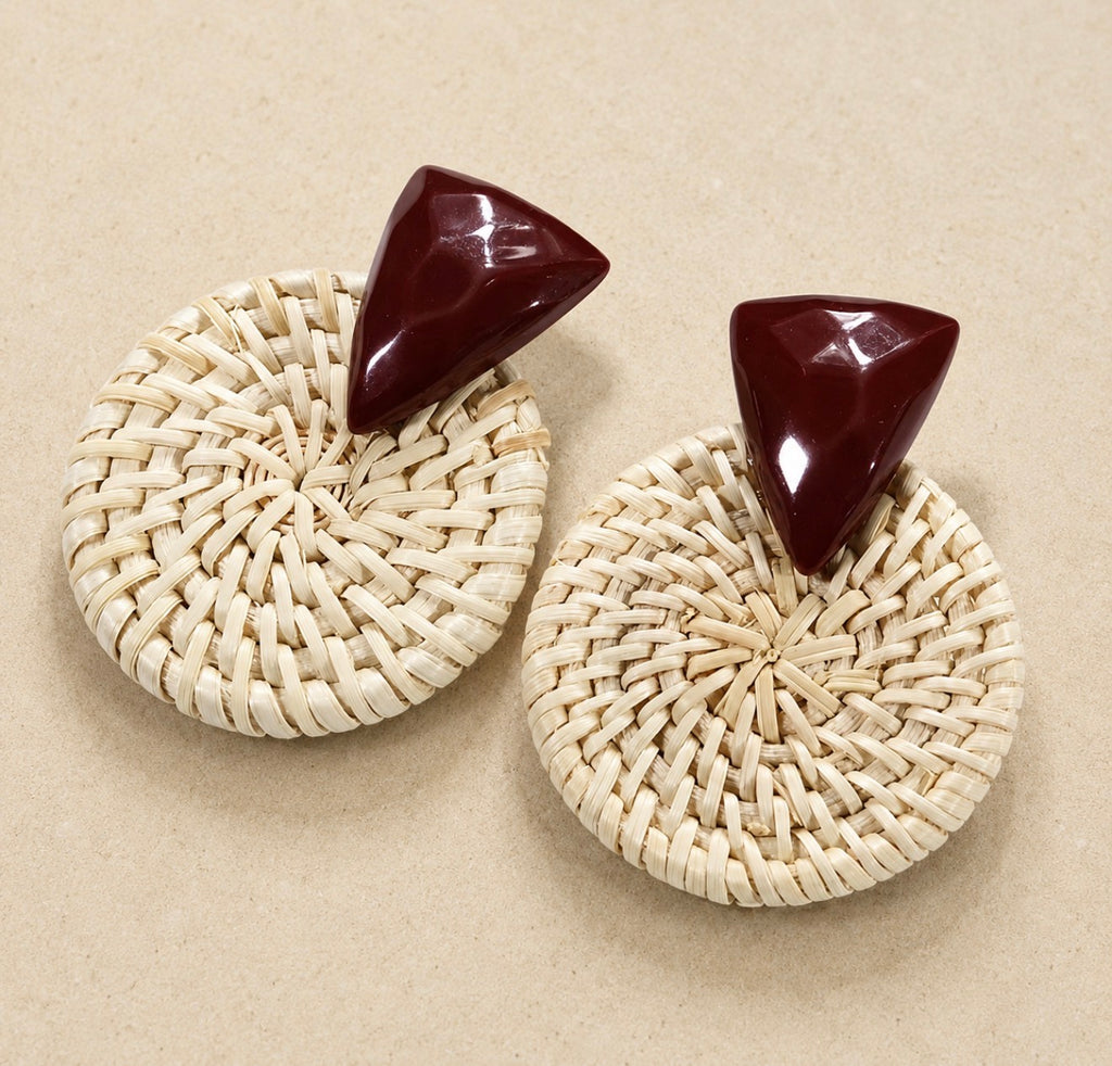 Boucles d'Oreilles Pendantes en Rotin Tissé et Résine Géométrique – Collection Bohème Chic
