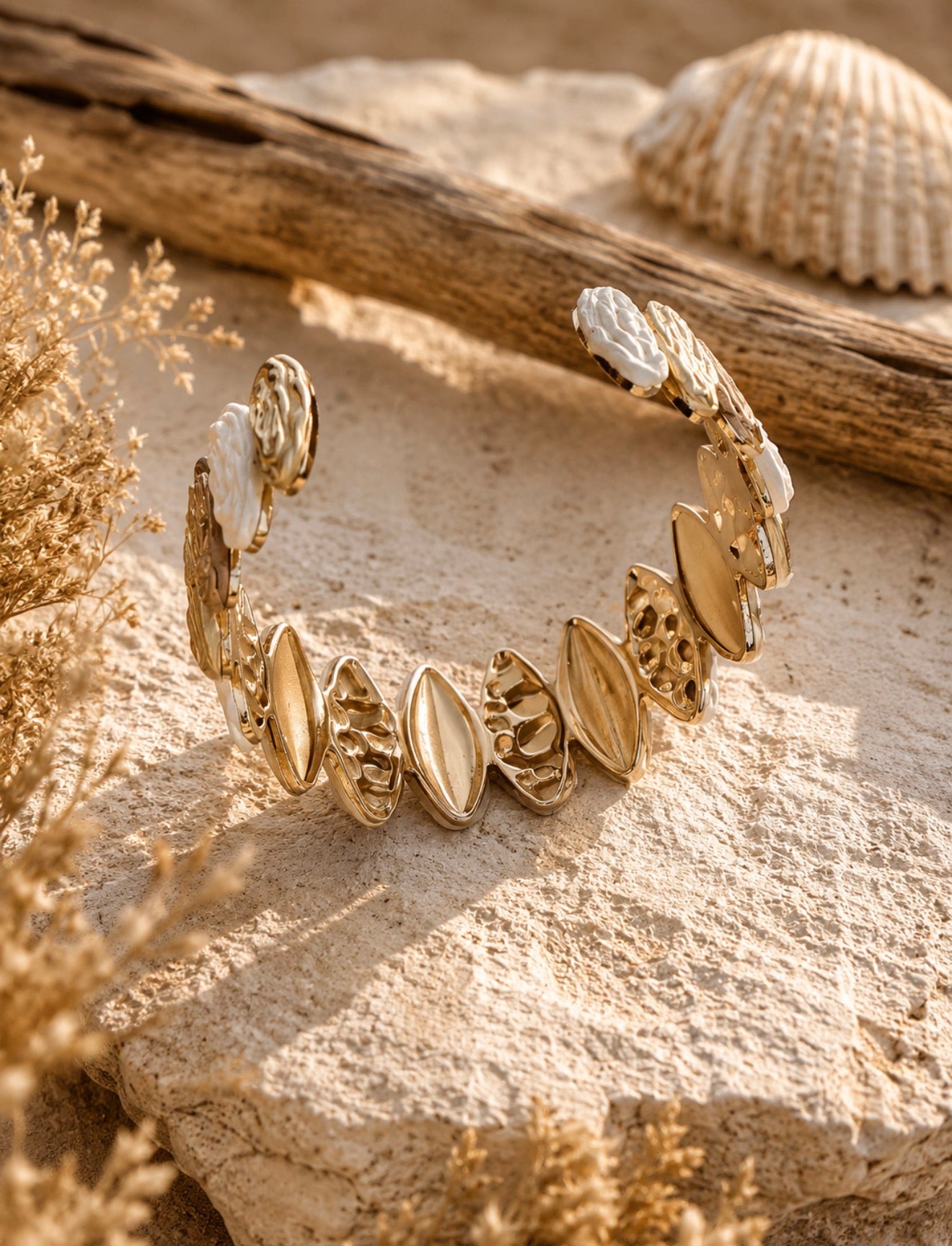 Bracelet Manchette Rigide Doré Ovales en Raphia Tricolore – Collection Sable & Terre