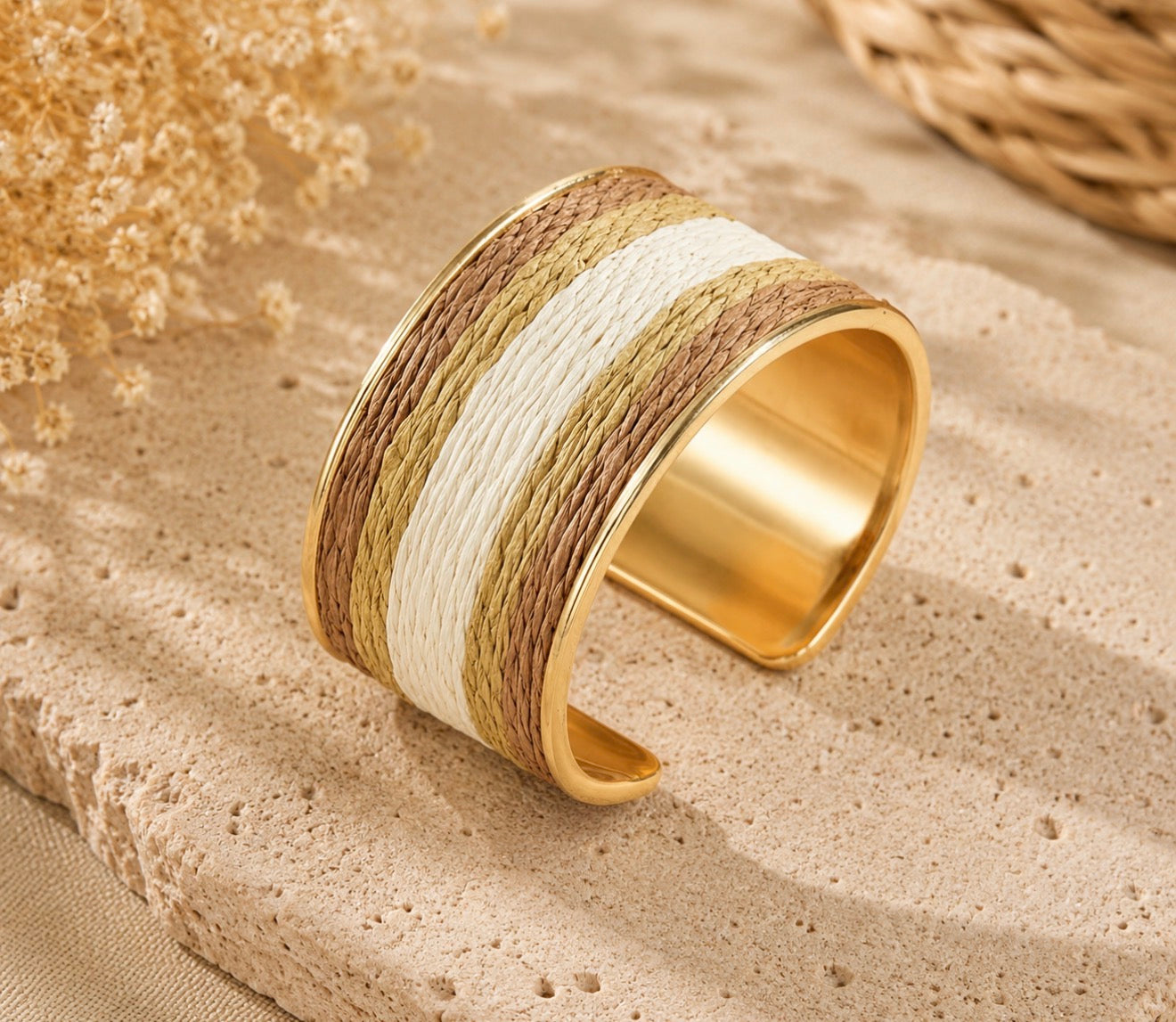 Bracelet Manchette Bohème en Raphia Tissé et Métal Doré