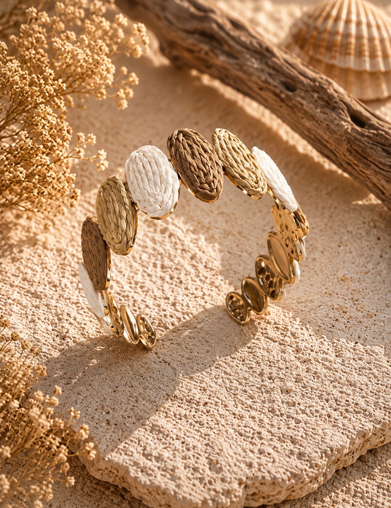 Bracelet Manchette Rigide Doré Ovales en Raphia Tricolore – Collection Sable & Terre