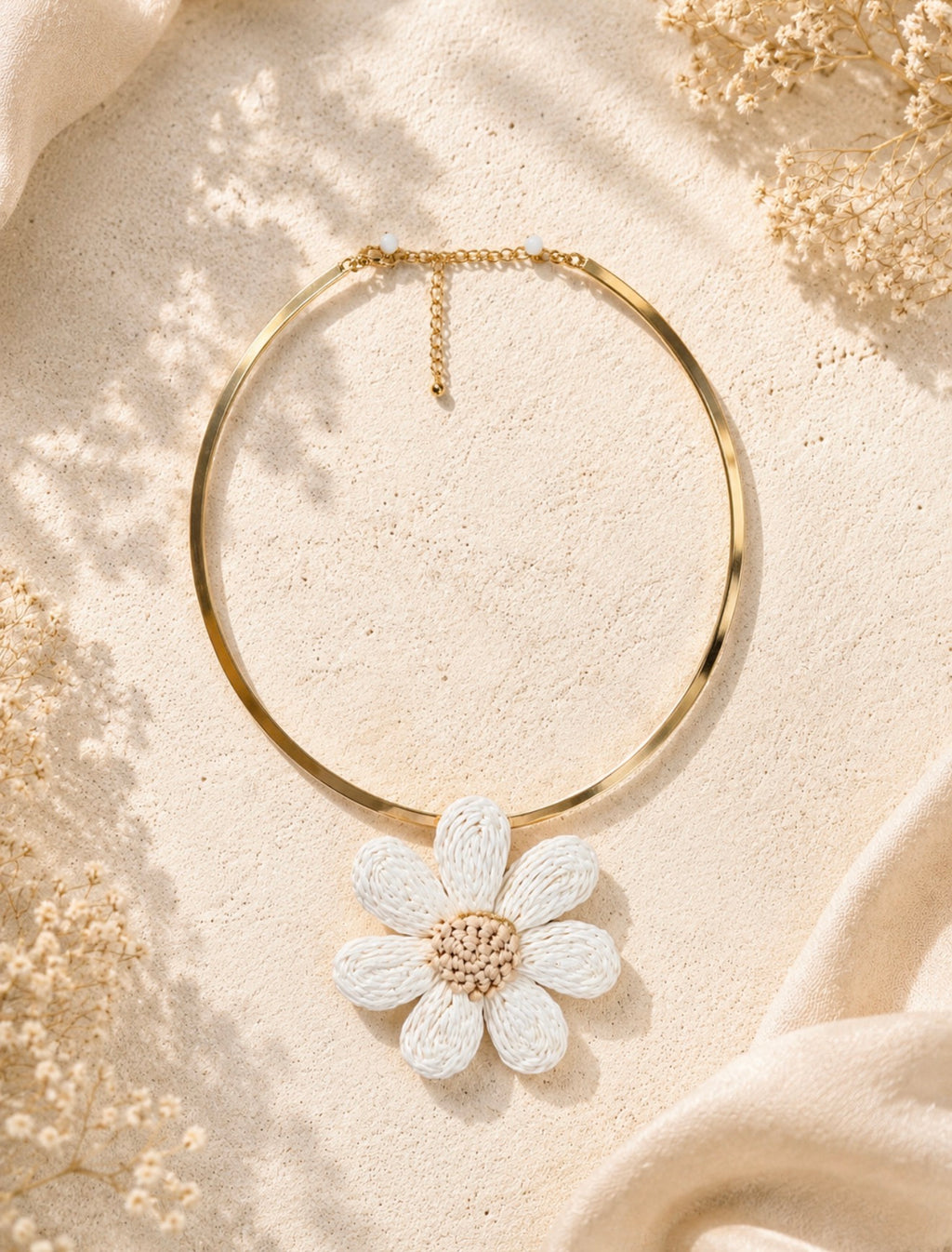 Parure Bohème Chic – Ensemble Collier Torque Doré et Boucles d'Oreilles Fleurs en Raphia