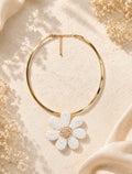 Collier Tour de Cou Doré avec Grande Fleur en Raphia Blanc – Style Bohème Chic