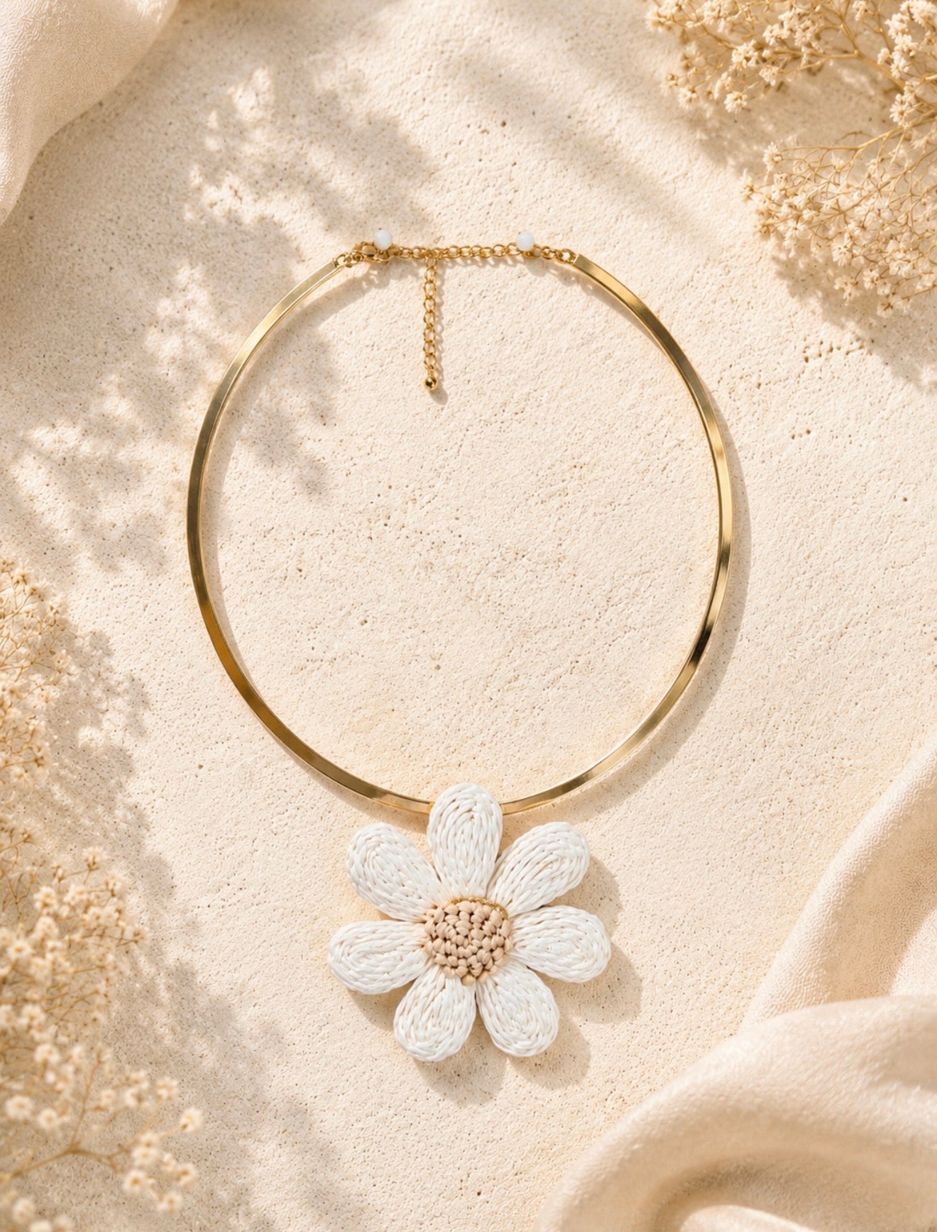 Parure Bohème Chic – Ensemble Collier Torque Doré et Boucles d'Oreilles Fleurs en Raphia
