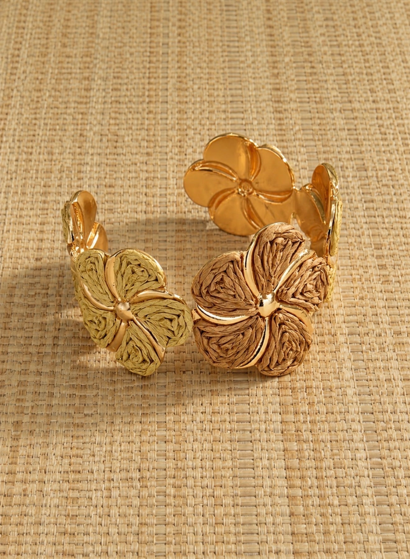 Bracelet Manchette Ajustable en Raphia Tissé et Doré – Collection Été Bohème Chic