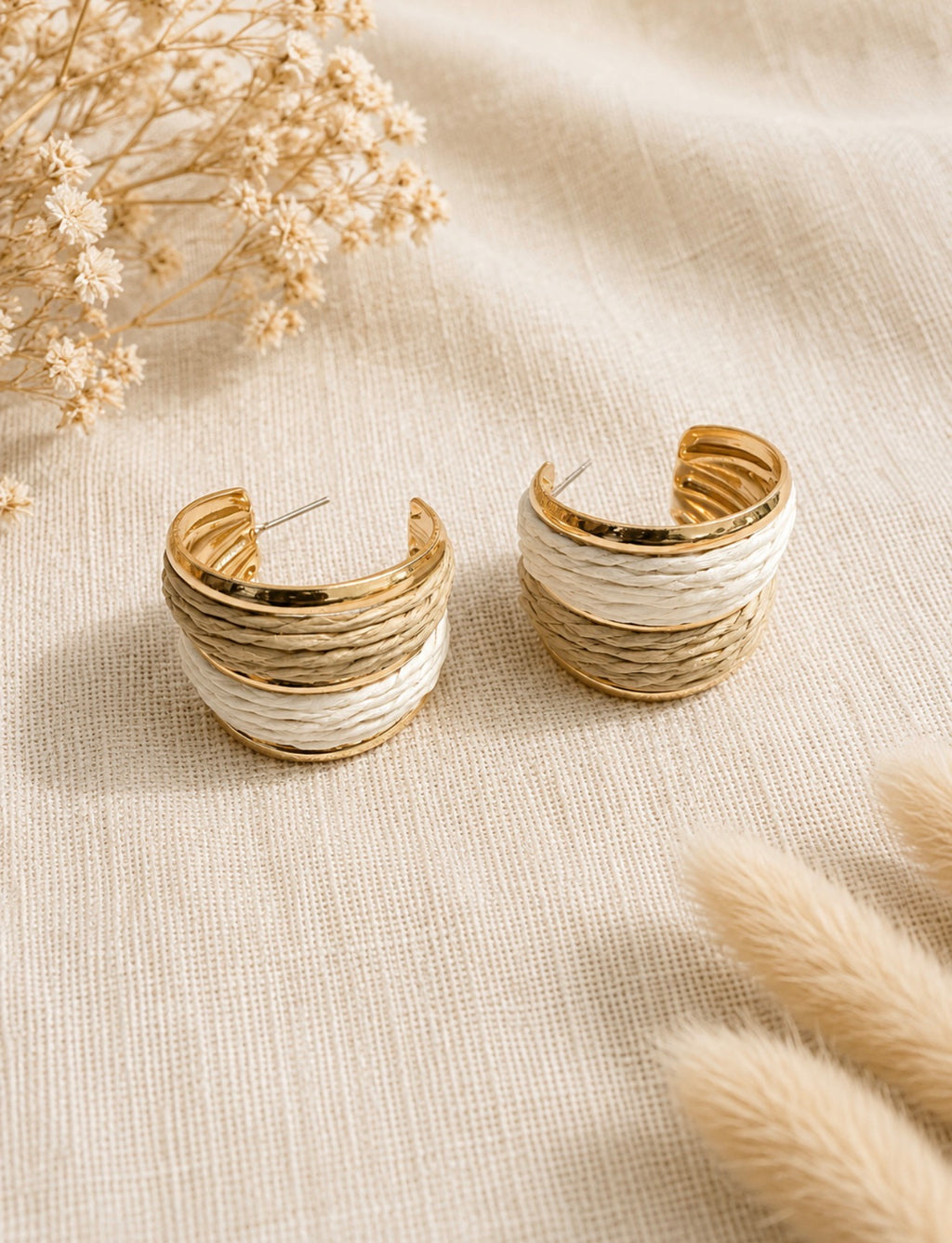 Boucles d'Oreilles Créoles Demi-Lune en Raphia Tissé Bicolore – Style Bohème Chic