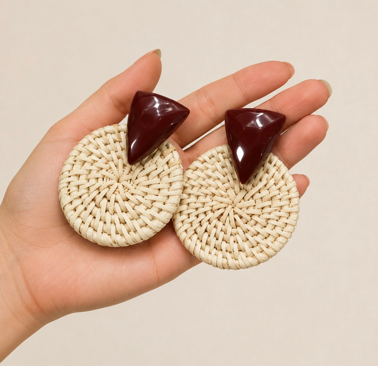 Boucles d'Oreilles Pendantes en Rotin Tissé et Résine Géométrique – Collection Bohème Chic