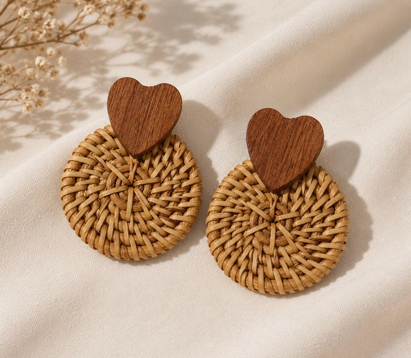 Boucles d'Oreilles "Esmée" en Rotin Tressé et Cœur Bois – Style Bohème