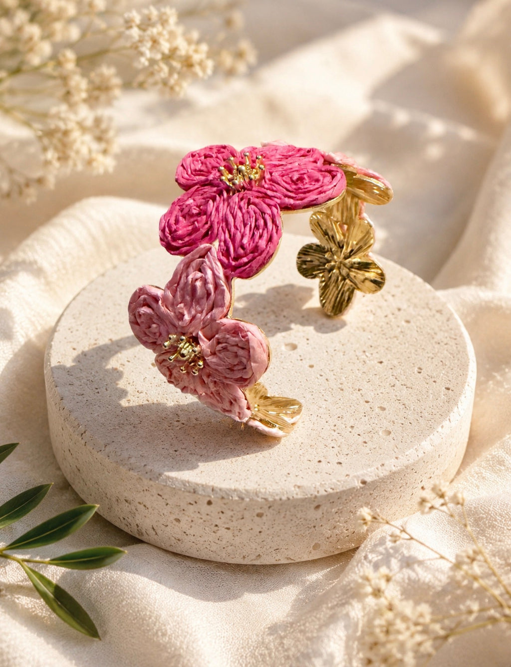 Bracelet Jonc Ajustable Doré Fleurs en Raphia Rose – Style Bohème Chic