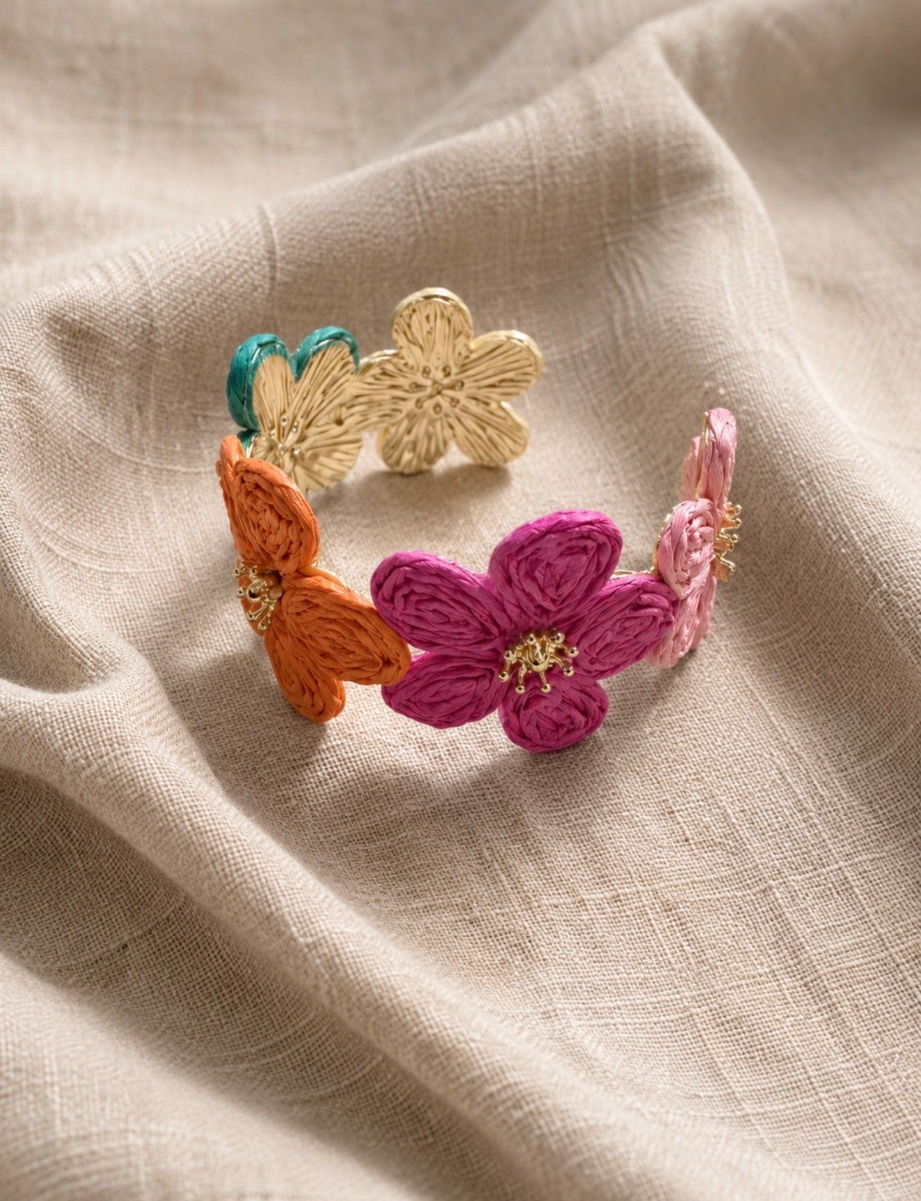 Bracelet Jonc Manchette Fleurs en Raphia Multicolore et Or – Style Bohème Floral