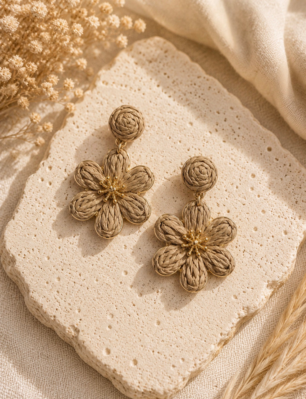 Boucles d'Oreilles Pendantes Fleurs en Raphia Tressé et Cœur Doré – Style Bohème Chic