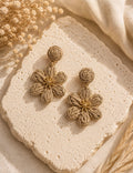 Boucles d'Oreilles Pendantes Fleurs en Raphia Tressé et Cœur Doré – Style Bohème Chic
