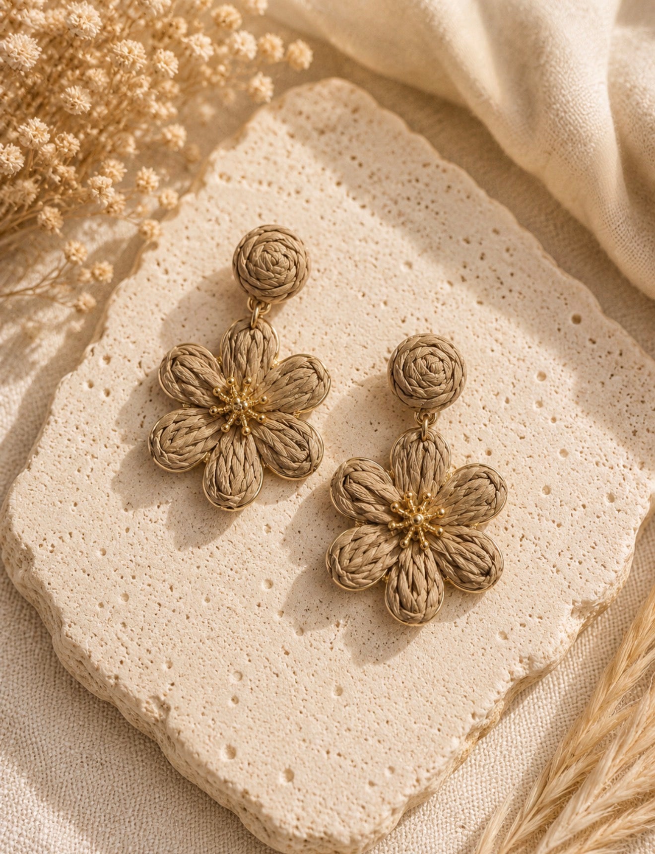 Boucles d'Oreilles Pendantes Fleurs en Raphia Tressé et Cœur Doré – Style Bohème Chic