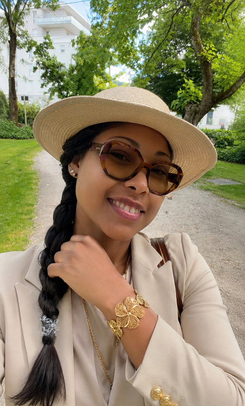 Bracelet Manchette Ajustable en Raphia Tissé et Doré – Collection Été Bohème Chic