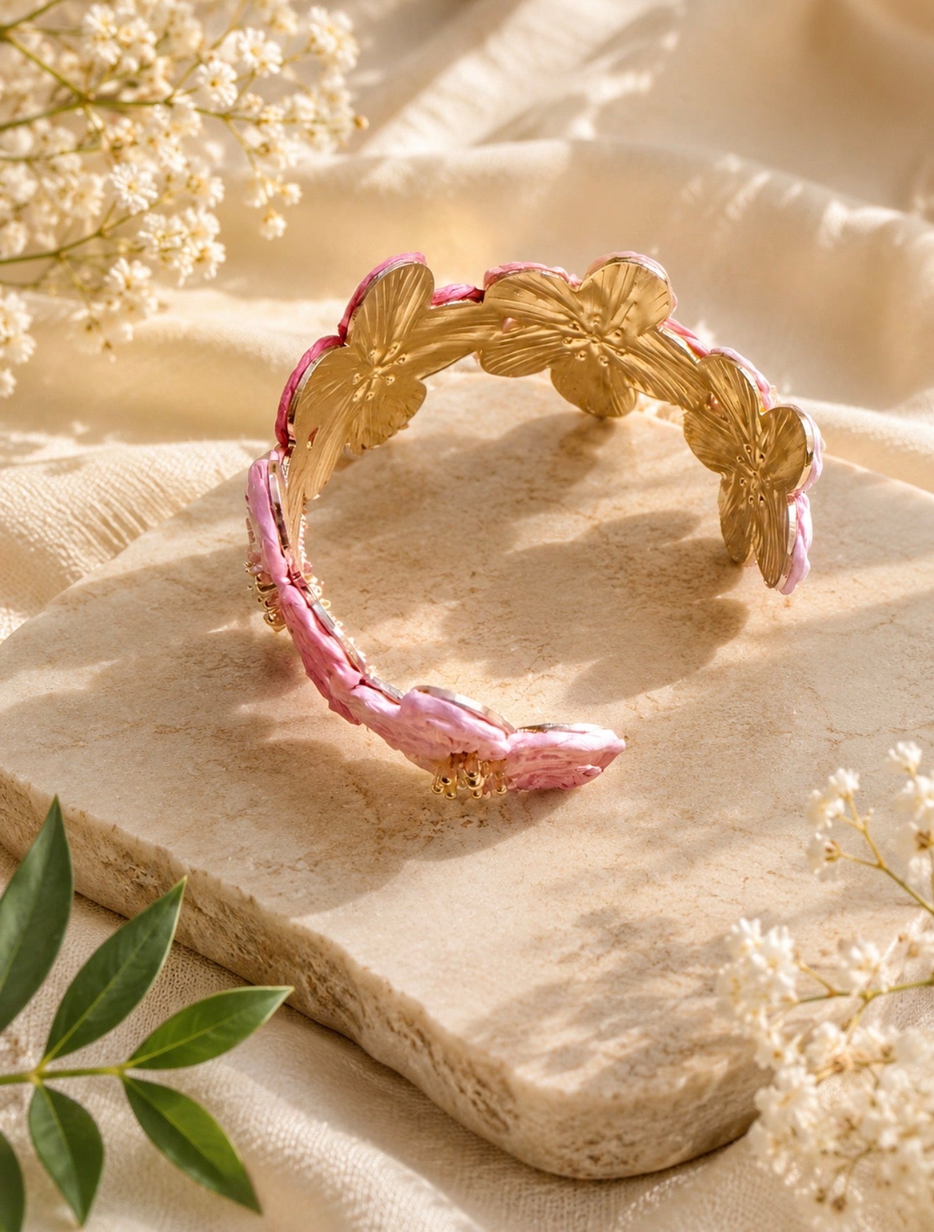 Bracelet Jonc Ajustable Doré Fleurs en Raphia Rose – Style Bohème Chic