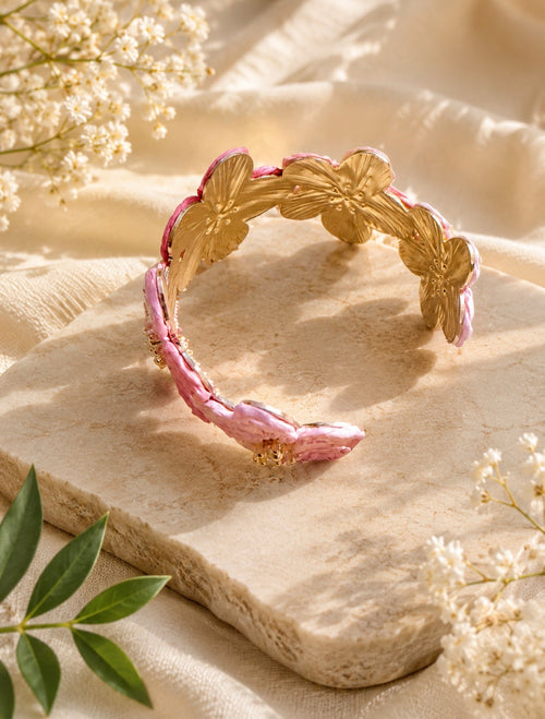 Bracelet Jonc Ajustable Doré Fleurs en Raphia Rose – Style Bohème Chic