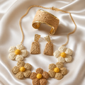 Ensemble Parure Bohème "Douceur Solaire" – Collier Floral, Bracelet Jonc & Boucles d'Oreilles
