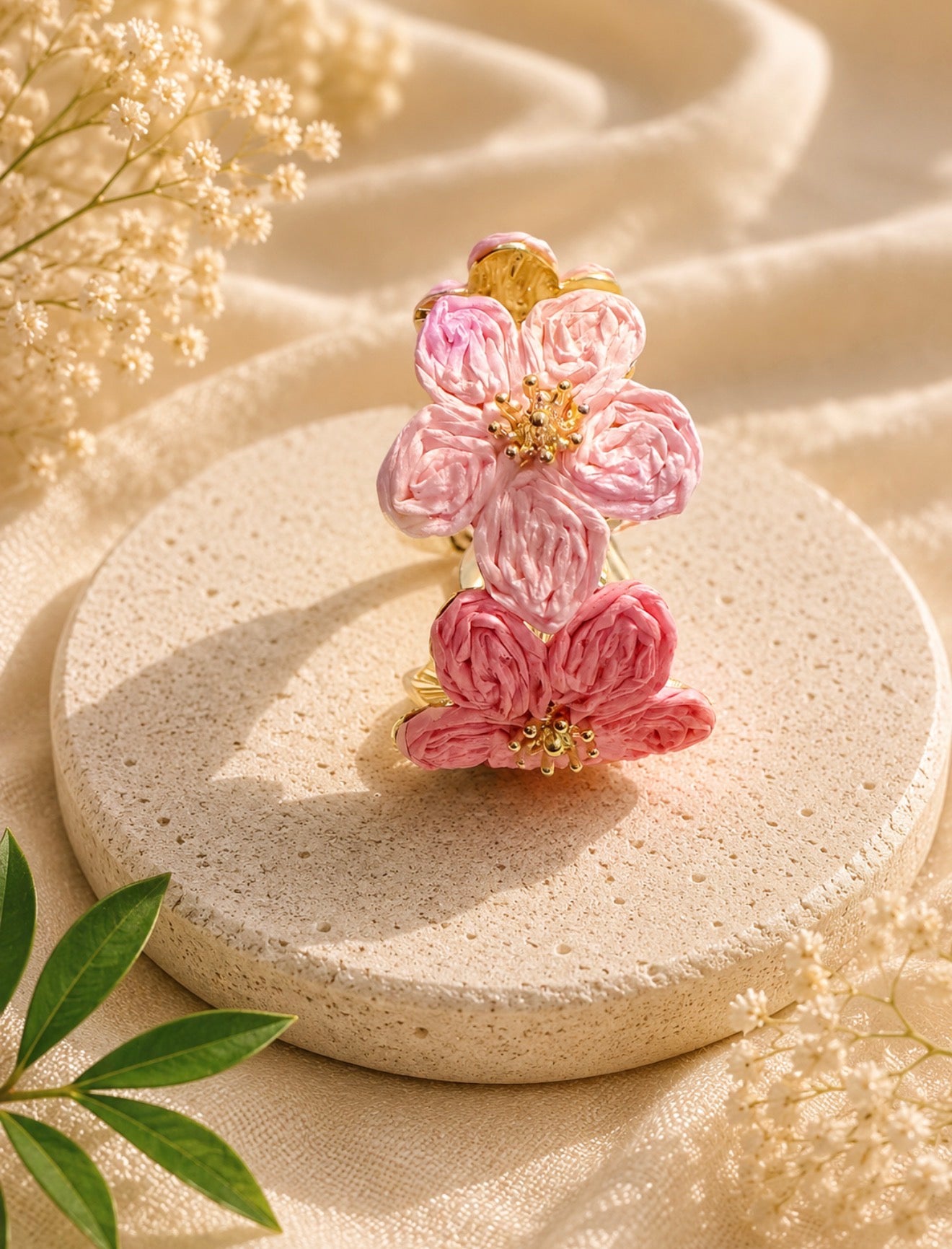 Bracelet Jonc Ajustable Doré Fleurs en Raphia Rose – Style Bohème Chic