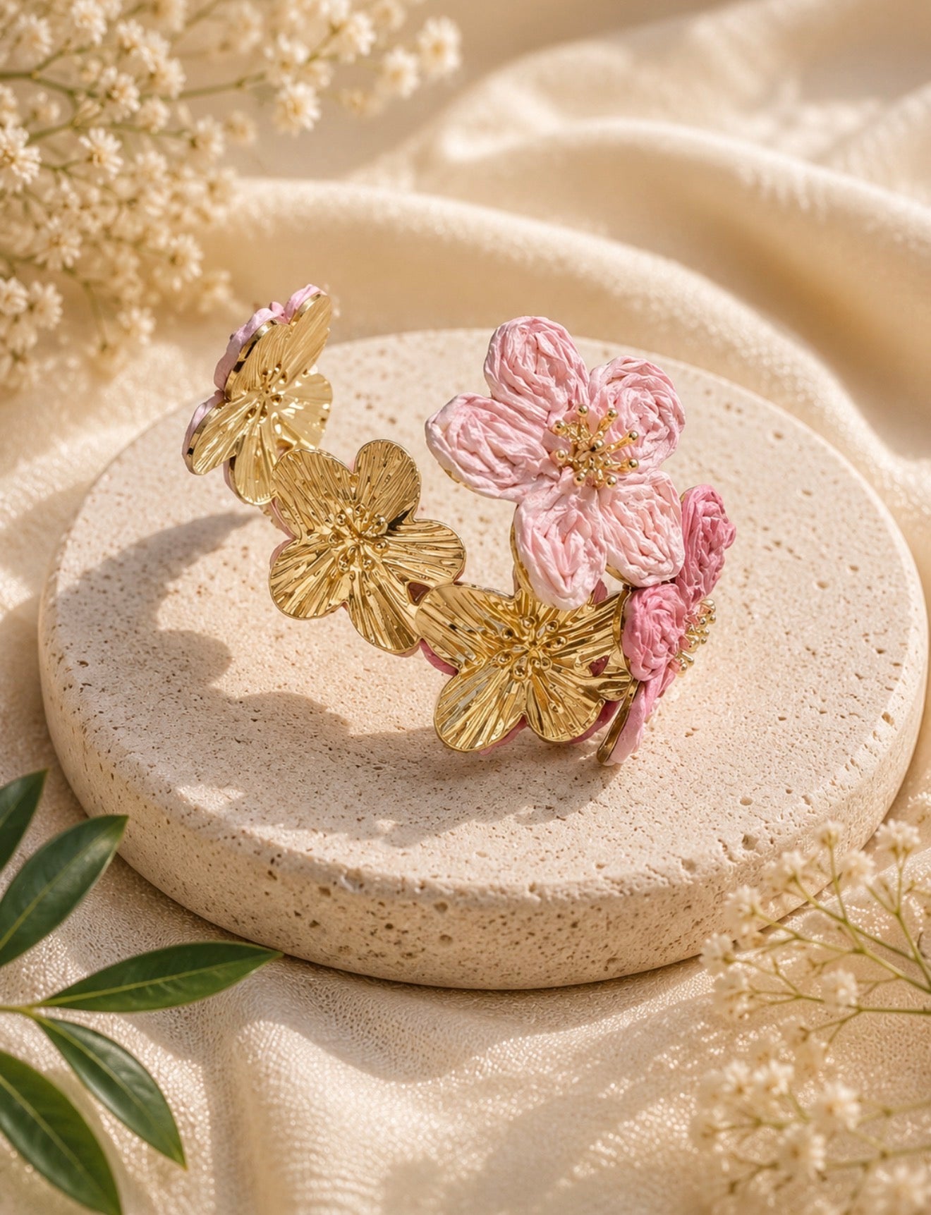 Bracelet Jonc Ajustable Doré Fleurs en Raphia Rose – Style Bohème Chic