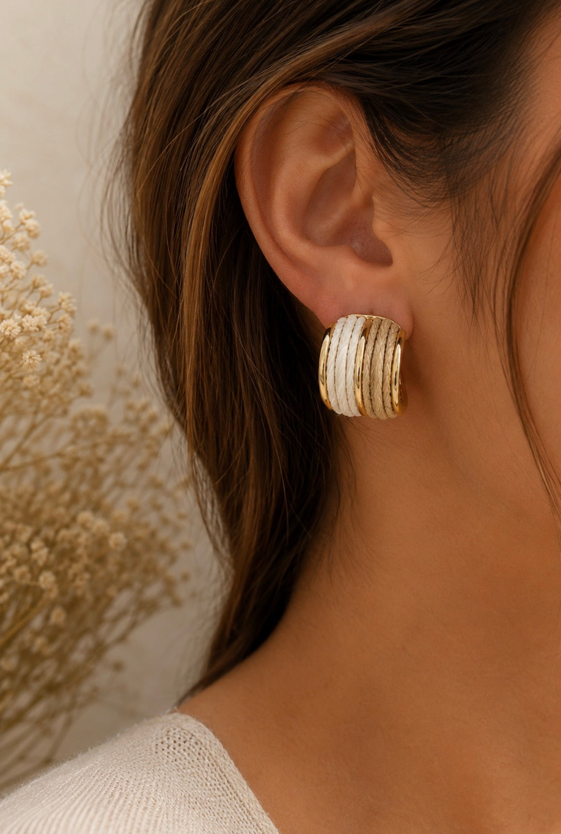 Boucles d'Oreilles Créoles Demi-Lune en Raphia Tissé Bicolore – Style Bohème Chic